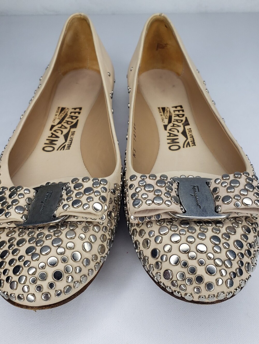 Salvatore Ferragamo Nude Studded Vara Bow Leather Flats - Picture 2 of 9
